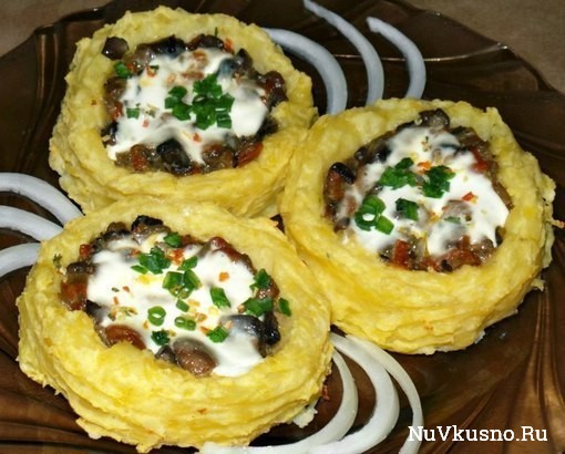 Картофельные гнезда с грибами, в чесночно-сметанном соусе
