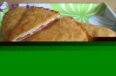 Пирог с творогом, сыром и салями («кальцоне») Пирог с творогом, сыром и салями («кальцоне»)