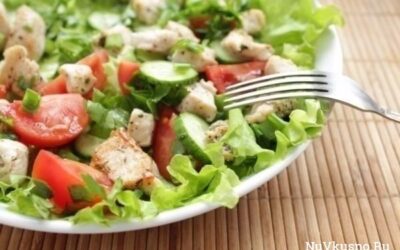 Салат из курицы и свежих овощей — отличный и быстрый обед
