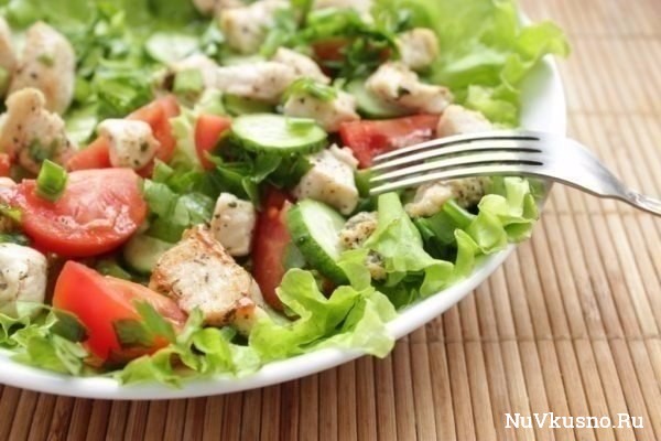 Салат из курицы и свежих овощей — отличный и быстрый ужин