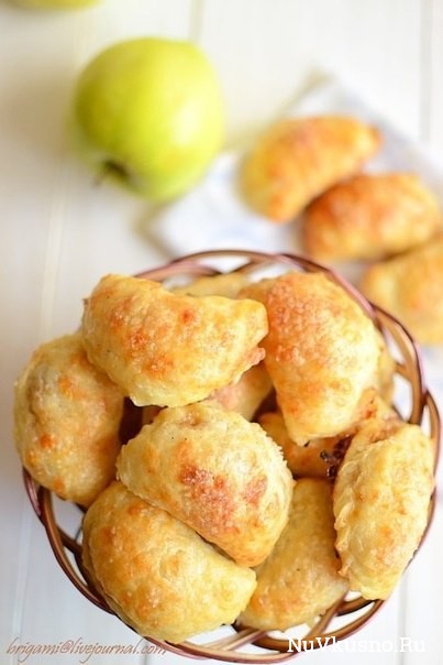 Сырные пирожки с яблочной начинкой